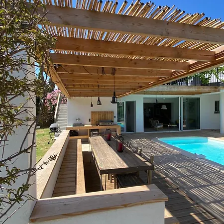 Bord De Avec Piscine 200 Metres Zonza